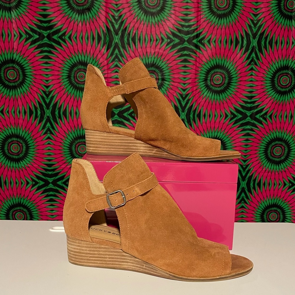 Strap ankle suede peep toe wedge. 🍁🍂Never worn. 🤎You’ll love them!🤎